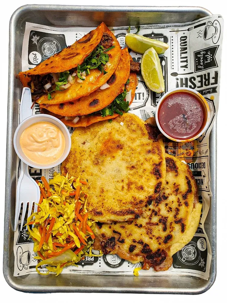 Combination Quesabirrias Y Pupusas Especial