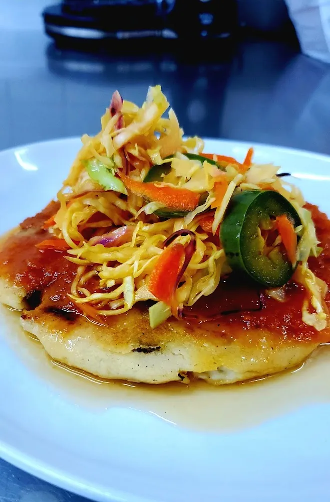 Pupusa de Frijol Con Queso Fundido